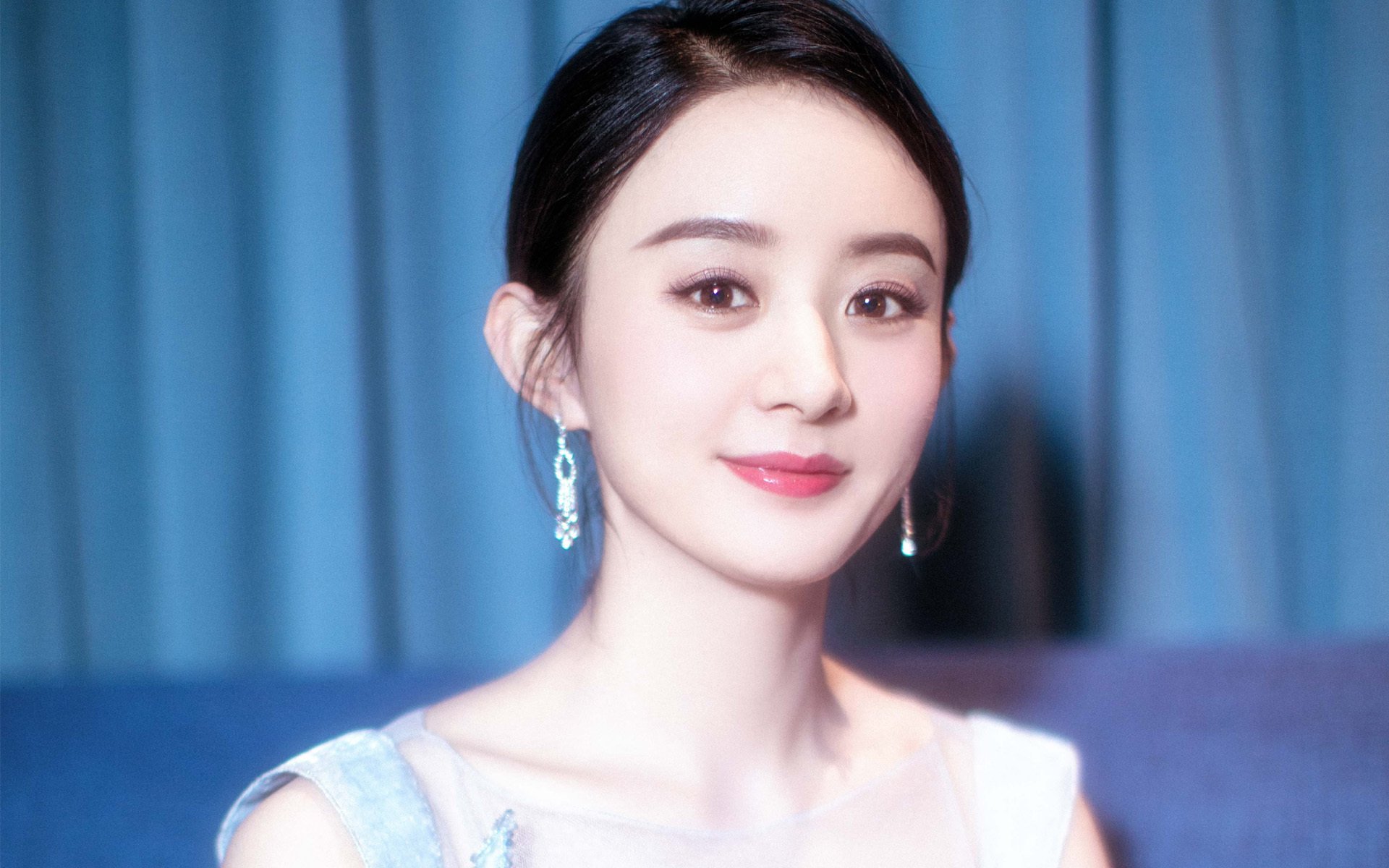 特色足球文化灯光景观在城市夜景中成为独特风景线,足球灯光球场