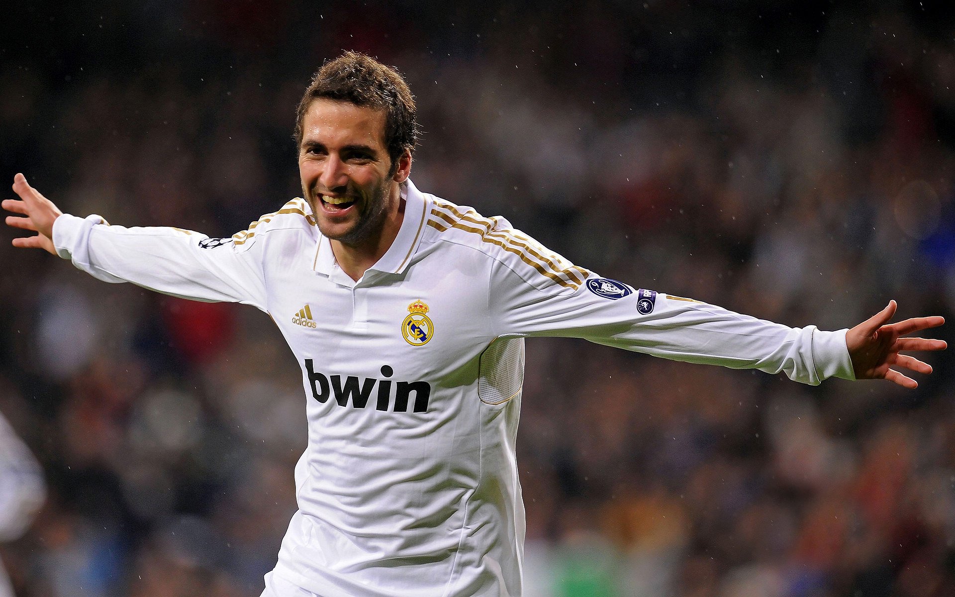 _运动场地创新：环保材料打造新体验_，运动场设计案例